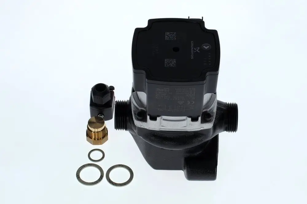 Bosch Pumpe mit einem elektrischen Antrieb und mehreren Anschlüssen, darunter ein Messinganschluss und Dichtungen auf einem weißen Hintergrund.